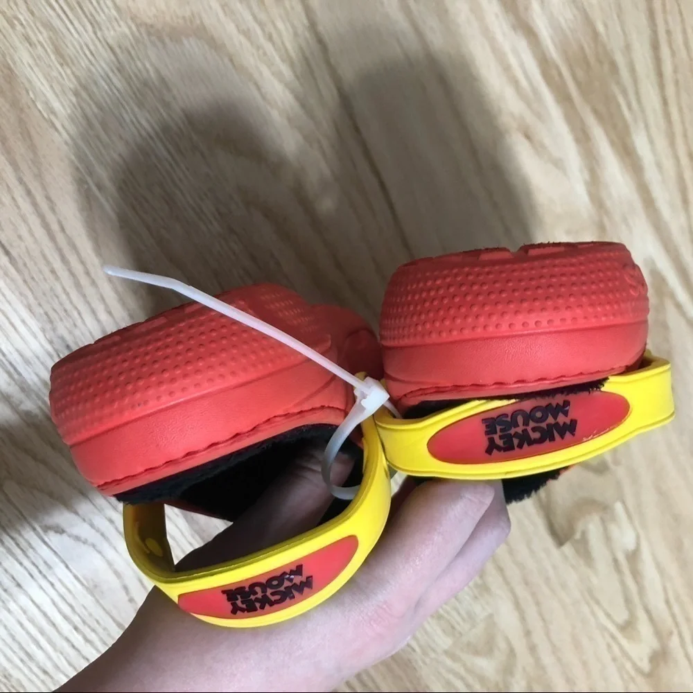 CROCS lined bt youth